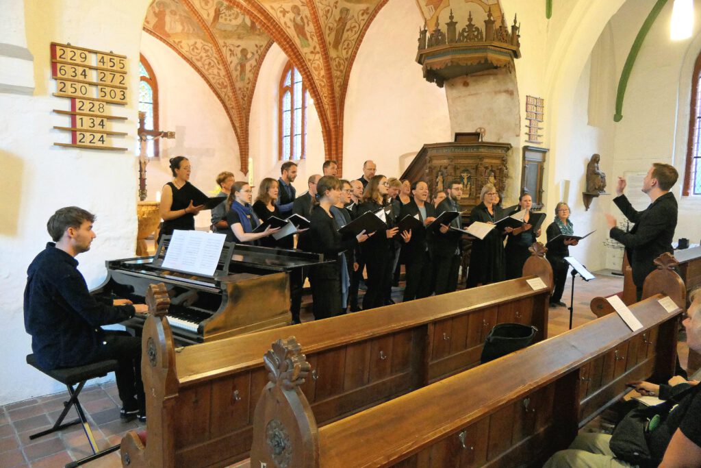 Sommerkonzert 2025 – der Chor beim Auftritt